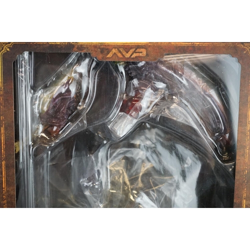 1359 - Boxed Hot Toys Alien VS. Predator 1/6th Samurai Predator in original shop box showing wear, figure v... 