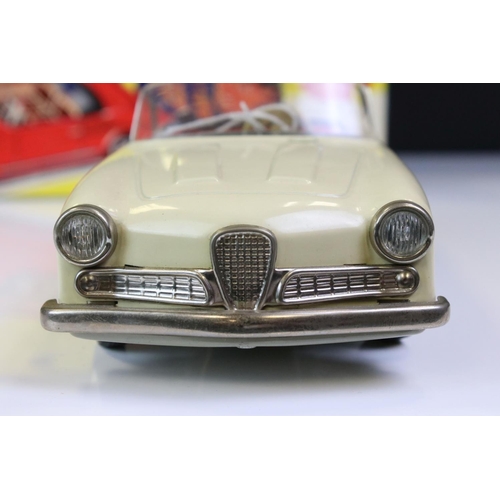 1256 - Original boxed Schuco 2010 Magico tin plate Alfa Romeo model in off white with red interior, with ke... 