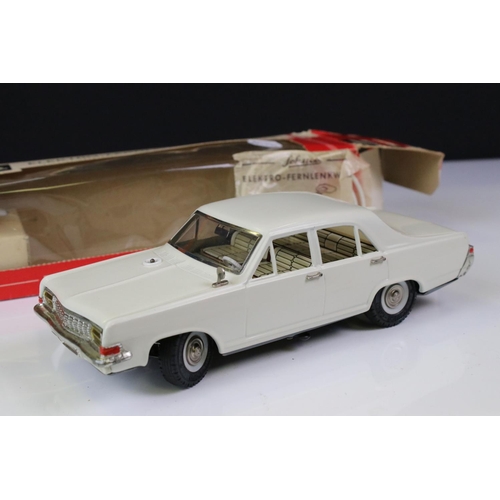 1270 - Boxed Schuco Elektro Fernlenkauto Opel Admiral remote control tin plate car in white, complete with ... 