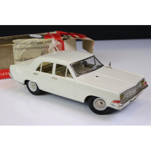 1270 - Boxed Schuco Elektro Fernlenkauto Opel Admiral remote control tin plate car in white, complete with ... 