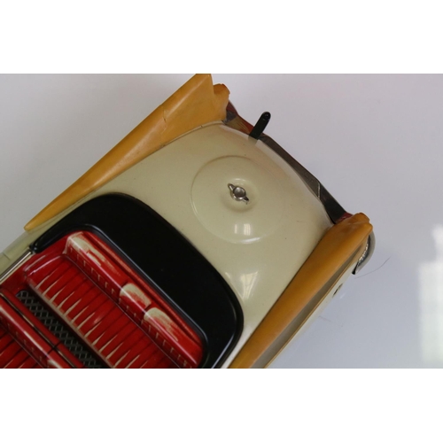 1275A - Boxed Schuco Synchromatic 5700 tin plate Packard model with white body and beige fins, red interior,... 