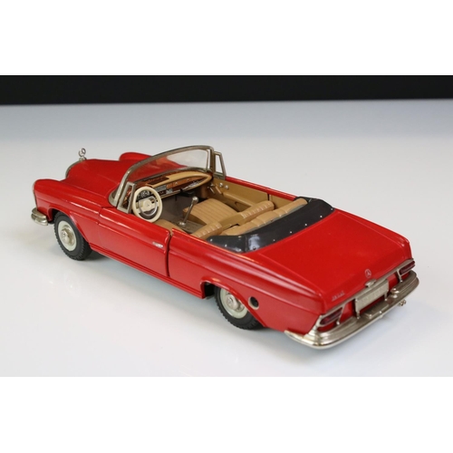 1287 - Boxed Schuco 4000 Girato Schaltauto Mercedes 250 SE in red, model ex, some box wear with window spli... 