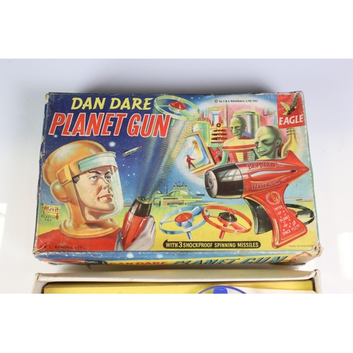 1393 - Boxed Merit J & L Randall Ltd 1950s Dan Dare Planet Gun with three shockproof spinning missiles (one... 