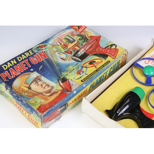 1393 - Boxed Merit J & L Randall Ltd 1950s Dan Dare Planet Gun with three shockproof spinning missiles (one... 