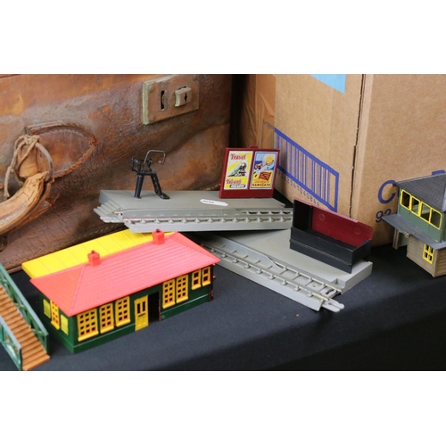 225 - Quantity of Triang / Hornby OO gauge model railway to include 3 x boxed items of rolling stock, vari... 