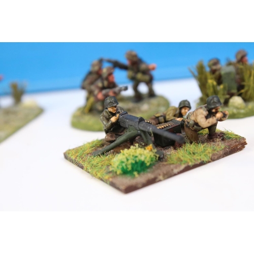 1308 - Collection of well painted 28mm scale metal & plastic WWII military war gaming figures on stands