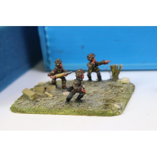 1308 - Collection of well painted 28mm scale metal & plastic WWII military war gaming figures on stands