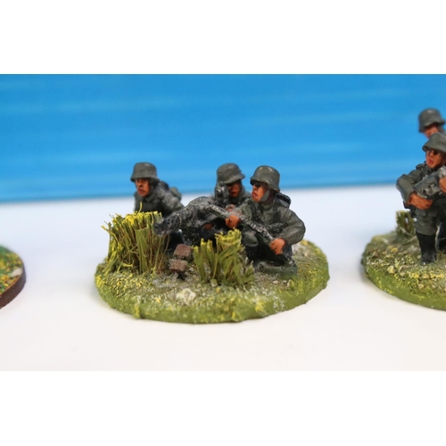 1308 - Collection of well painted 28mm scale metal & plastic WWII military war gaming figures on stands