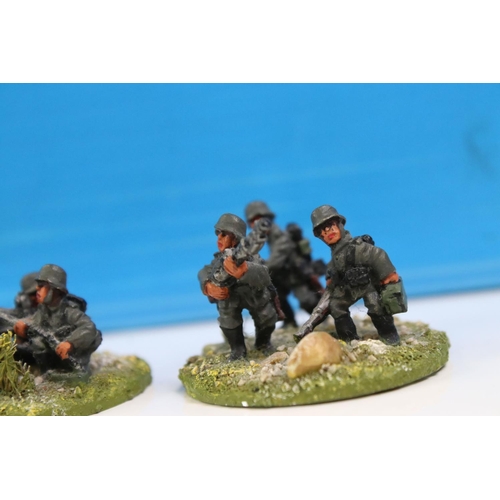 1308 - Collection of well painted 28mm scale metal & plastic WWII military war gaming figures on stands