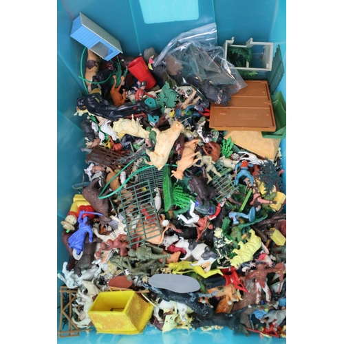 1309 - Quantity of mixed toys to include plastic figures featuring Britains, Bayko Building Set, plastic bu... 