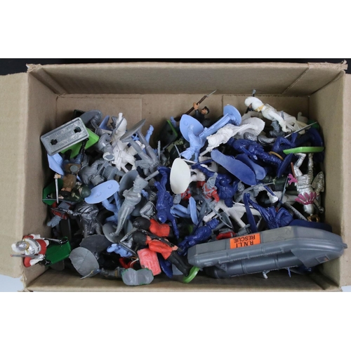 1311 - Collection of plastic figures and soldiers to include Britains Deetail, Timpo, Cherilia and unmarked... 