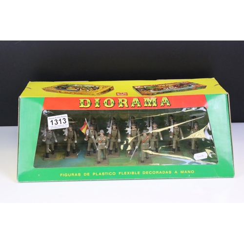 1313 - Boxed Reamsa (Spain) ref 13 Desfile Infanteria Diorama plastic figure set, complete, plus a boxed Di... 