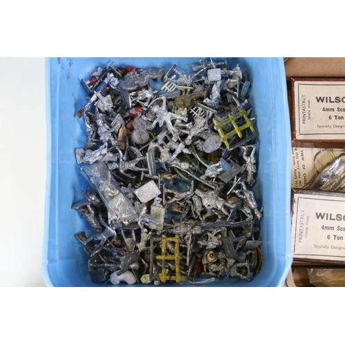 1322 - Collection of metal & wooden construction kits and war gaming figures to include Wilson, Warlord, mi... 