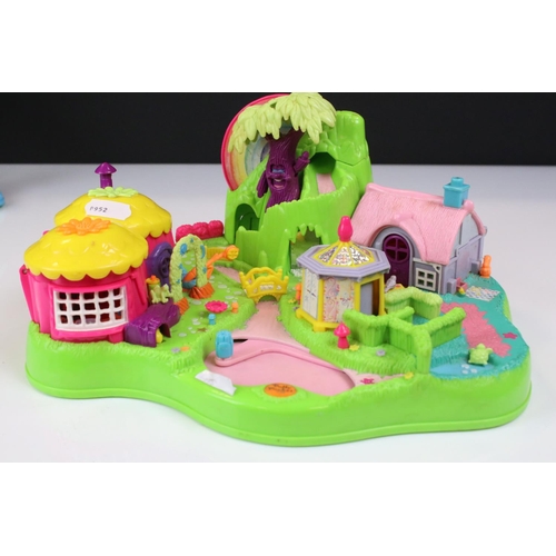 1409 - Two Bluebird Polly Pocket play sets to include 1996 Magical Movin' Pollyville and a 1997 Magical Mov... 