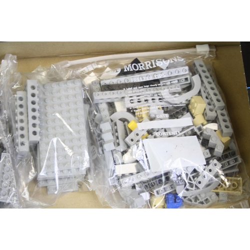 1427 - Star Wars - Boxed Lego Star Wars 8129 AT AT Walkers set, previously built and re-boxed by vendor who... 