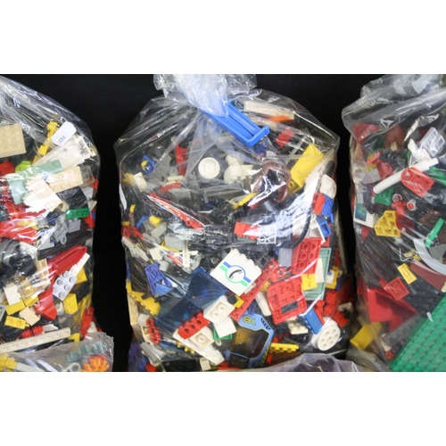 1442 - Lego - Large collection of Lego bricks, accessories and Minifigures, featuring Lego Creator parts, s... 