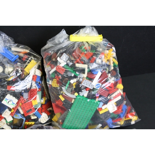 1442 - Lego - Large collection of Lego bricks, accessories and Minifigures, featuring Lego Creator parts, s... 