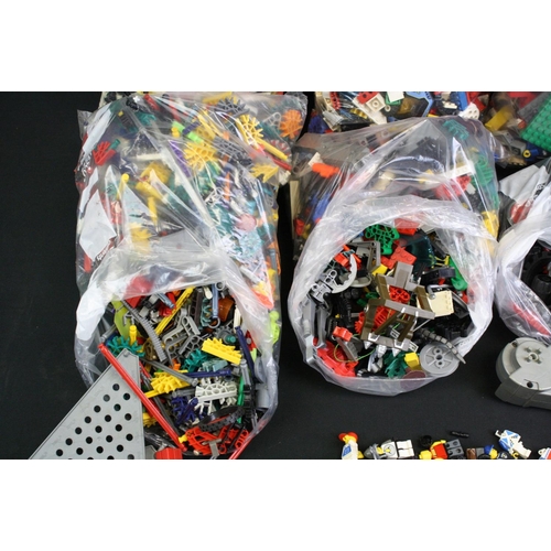 1442 - Lego - Large collection of Lego bricks, accessories and Minifigures, featuring Lego Creator parts, s... 