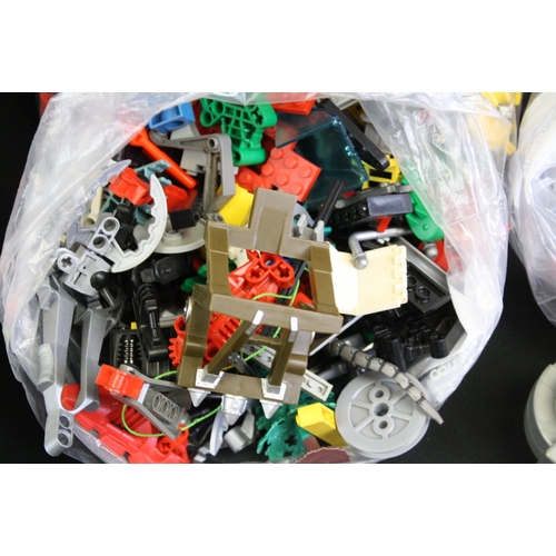 1442 - Lego - Large collection of Lego bricks, accessories and Minifigures, featuring Lego Creator parts, s... 