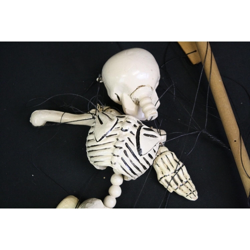 333 - Original boxed Pelham Puppet Skeleton puppet in a gd condition with some string tangle & wear, fair ... 