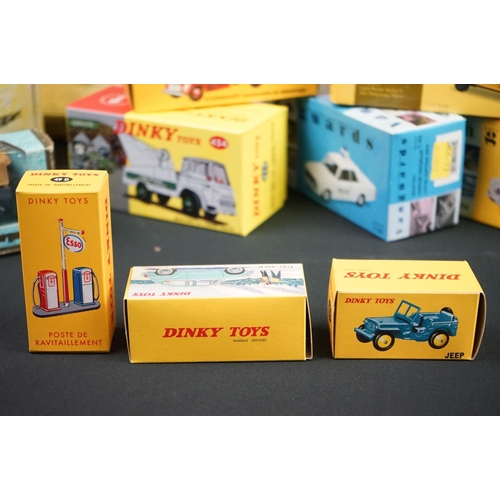 1097 - 30 Boxed Diecast models to include 6 x Vanguards (VA05401, VA04101, VA19009, VA07612, etc), 7 x Atla... 