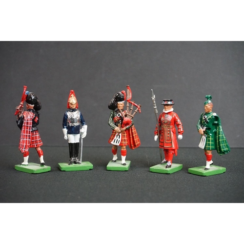 1300 - 14 Contemporary Britains metal figures to include horseback and guards