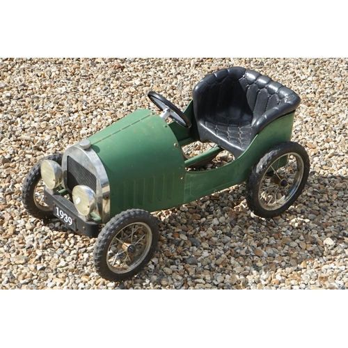 1171 - Vintage tin plate pedal car with 1939 registration, unmarked, green body with black seat, approx len... 