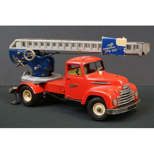 1253 - Original tin plate Schuco Pracision electro construction fire engine model in red, with extending la... 