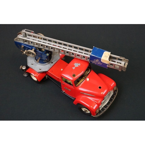 1253 - Original tin plate Schuco Pracision electro construction fire engine model in red, with extending la... 