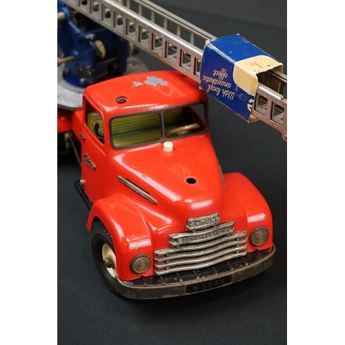 1253 - Original tin plate Schuco Pracision electro construction fire engine model in red, with extending la... 