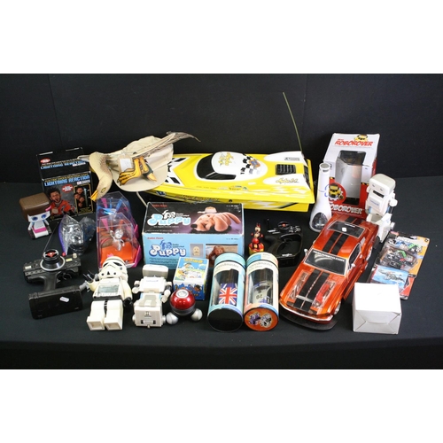 1372 - Collection of mixed toys to include a Maisto R/C car with controller, Hydra R-8 Jet-Marine R/C boat ... 