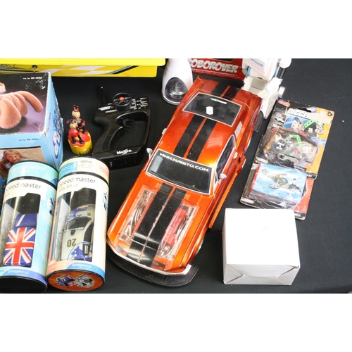 1372 - Collection of mixed toys to include a Maisto R/C car with controller, Hydra R-8 Jet-Marine R/C boat ... 