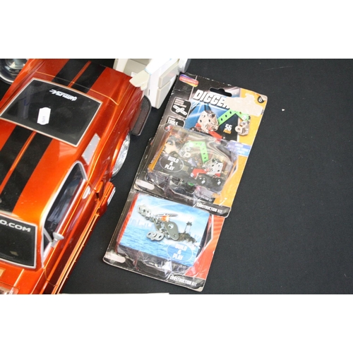 1372 - Collection of mixed toys to include a Maisto R/C car with controller, Hydra R-8 Jet-Marine R/C boat ... 