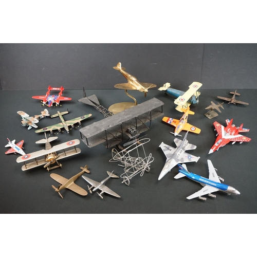 1179 - Collection of 16 metal aeroplane models to include desktop brass spitfires, diecast models (featurin... 