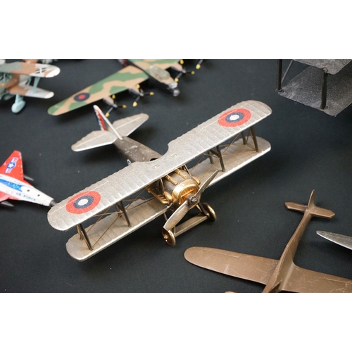 1179 - Collection of 16 metal aeroplane models to include desktop brass spitfires, diecast models (featurin... 