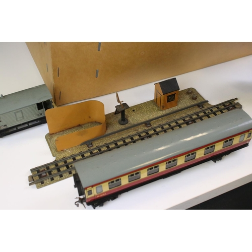 231 - Quantity of Hornby Dublo model railway to include Duchess of Montrose 4-6-2 locomotive, Royal Mail C... 