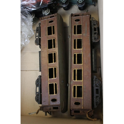 234 - 19 O gauge items of rolling stock to include Hornby, unmarked and ML Ltd, features ,coaches, wagons,... 