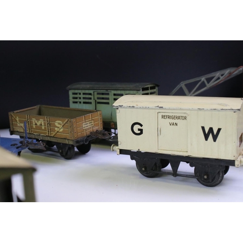 234 - 19 O gauge items of rolling stock to include Hornby, unmarked and ML Ltd, features ,coaches, wagons,... 