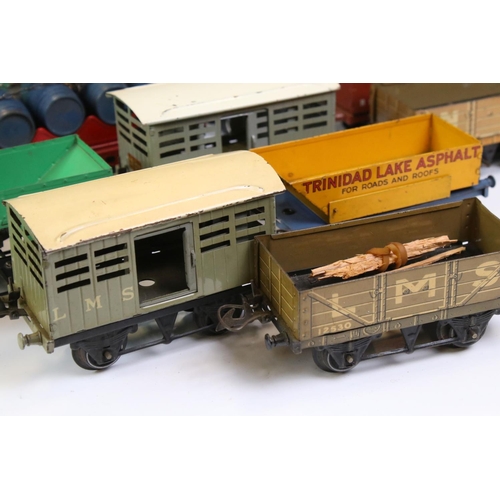 235 - 17 Hornby O gauge items of rolling stock to include Liverpool Cables flatbed, Refrigerator Van, Trin... 