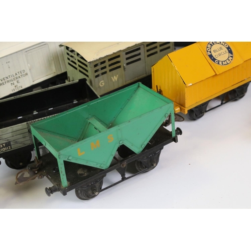 235 - 17 Hornby O gauge items of rolling stock to include Liverpool Cables flatbed, Refrigerator Van, Trin... 