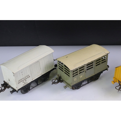 235 - 17 Hornby O gauge items of rolling stock to include Liverpool Cables flatbed, Refrigerator Van, Trin... 