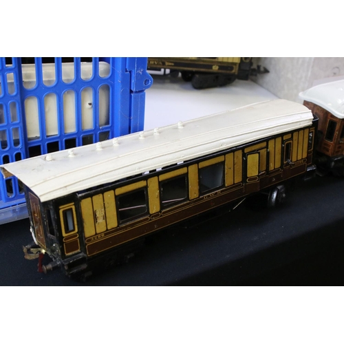 236 - Bing O gauge model railway to include a LNER 2568 Railcar plus 10 x coaches and another in parts, fe... 