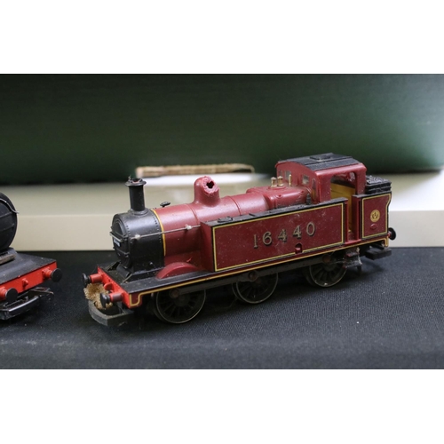 262 - Quantity of OO gauge model railway to include 2 x Hornby locomotives, rolling stocks, trackside plas... 