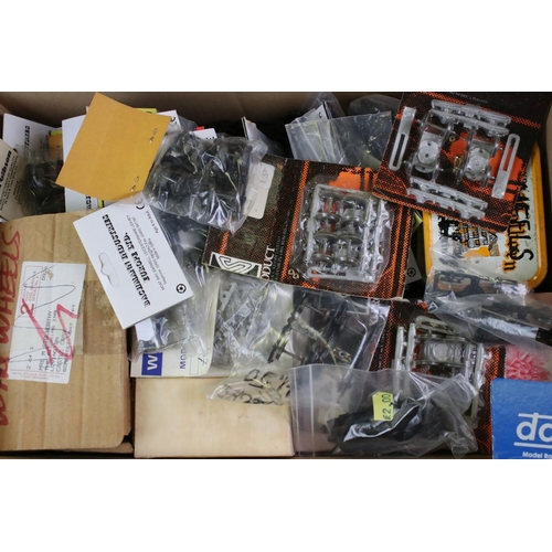 262a - Large quantity of OO gauge model railway metal & plastic accessories to include many bagged & boxed ... 