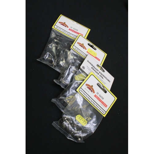 262a - Large quantity of OO gauge model railway metal & plastic accessories to include many bagged & boxed ... 