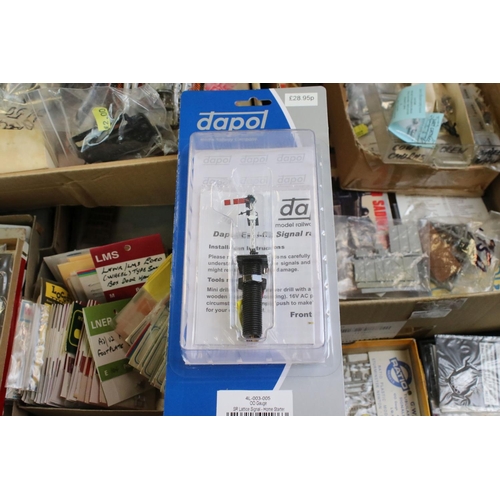 262a - Large quantity of OO gauge model railway metal & plastic accessories to include many bagged & boxed ... 