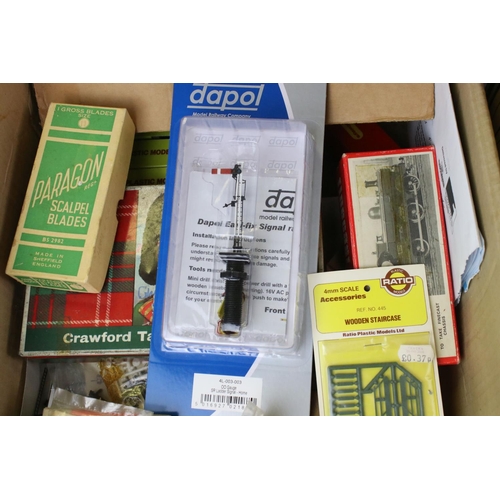 262a - Large quantity of OO gauge model railway metal & plastic accessories to include many bagged & boxed ... 