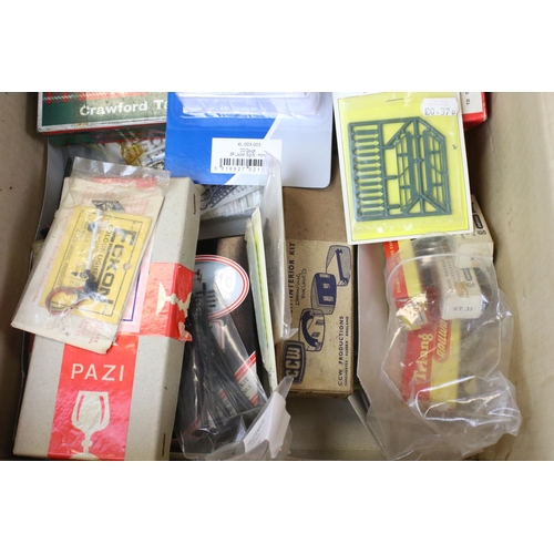 262a - Large quantity of OO gauge model railway metal & plastic accessories to include many bagged & boxed ... 