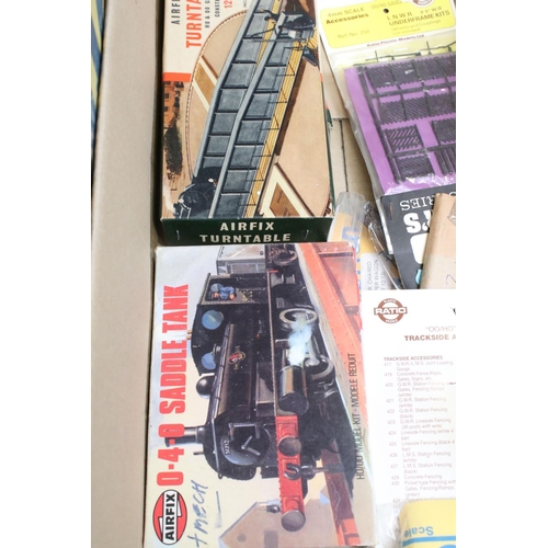 262a - Large quantity of OO gauge model railway metal & plastic accessories to include many bagged & boxed ... 