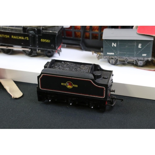 263 - Quantity of Triang OO gauge model railway to include clockwork BR 0-6-2 locomotive in black, 2 x coa... 